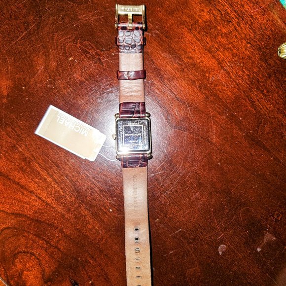 Gold Michael Kors leather watch/ water resistant to 50 meters - Picture 3 of 3